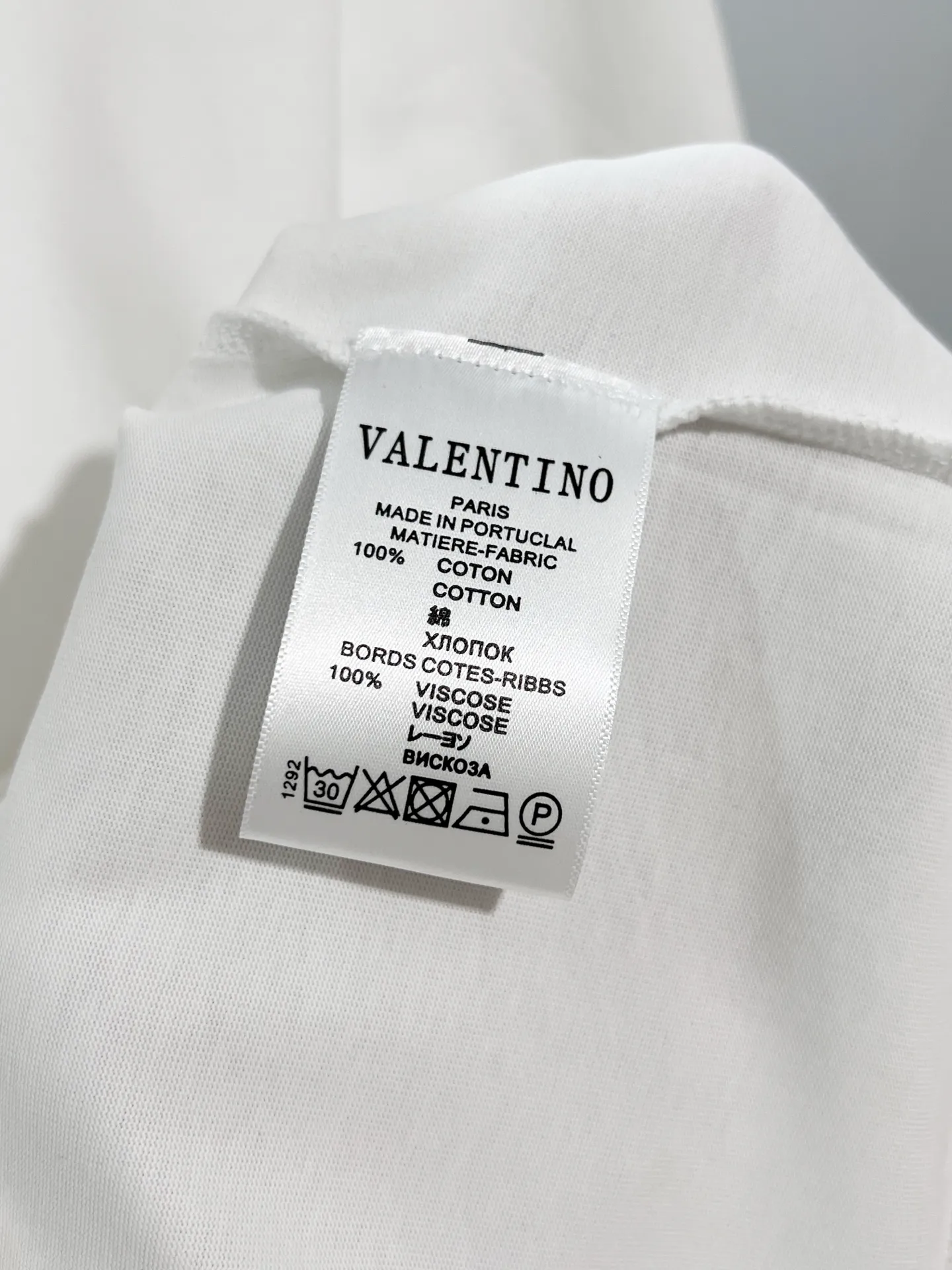 Valentino*Valentino Classic style with exquisite print of letter logo on the chest🔥long-sleeved T-shirt✅Boutique top quality craftsmanship‼ Complete three labels ●340g pure cotton ●Pure cotton fabric ●Customized 1:1 trademark ●Slightly loose version ●Size; S M L XL